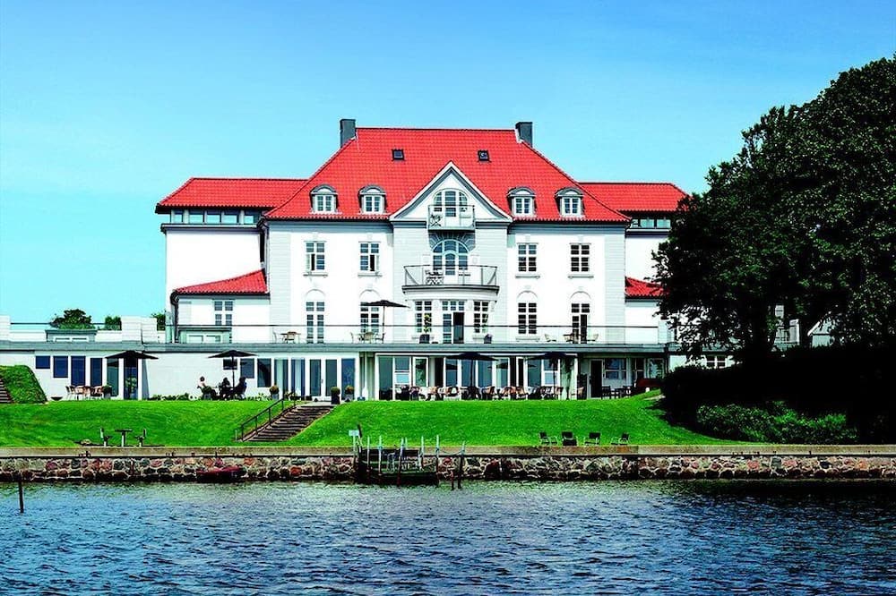 Sixtus Sinatur Hotel