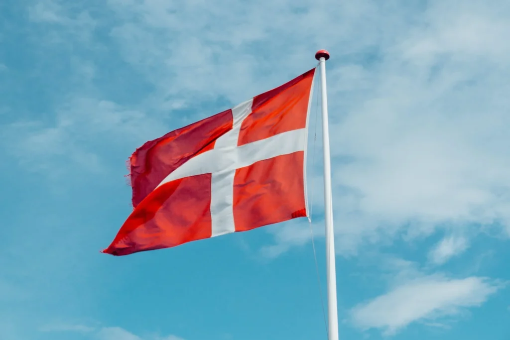 Dansk sommer og flag i flagstagen
